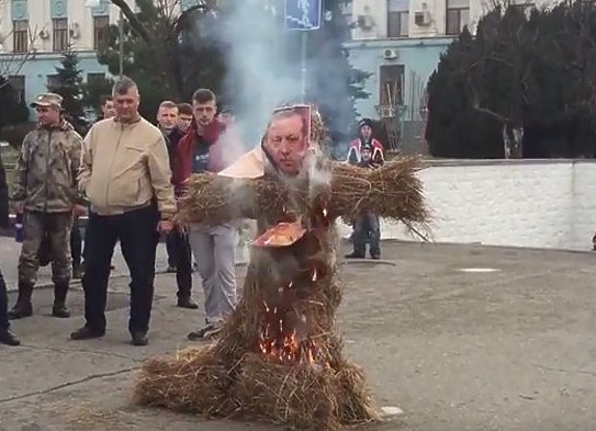 Чучело турецкого президента Эрдогана сожгли в Крыму