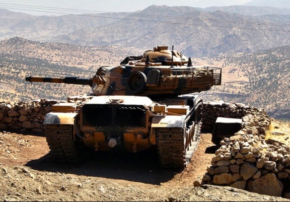 Турция направила 20 танков к сирийской границе