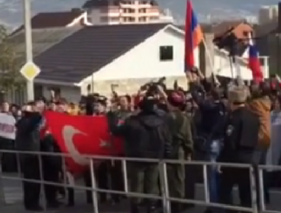 В Новороссийске забросали консульство камнями и сожгли турецкий флаг