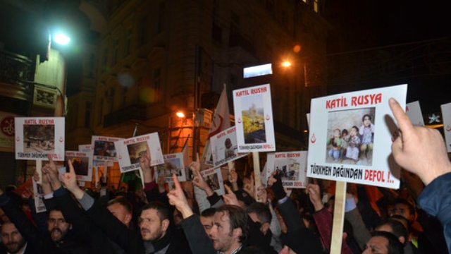 Протестанты сожгли фото Путина у здания консульства в Стамбуле