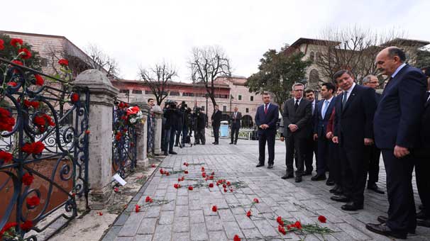 Премьер-министр возложил цветы к месту трагедии