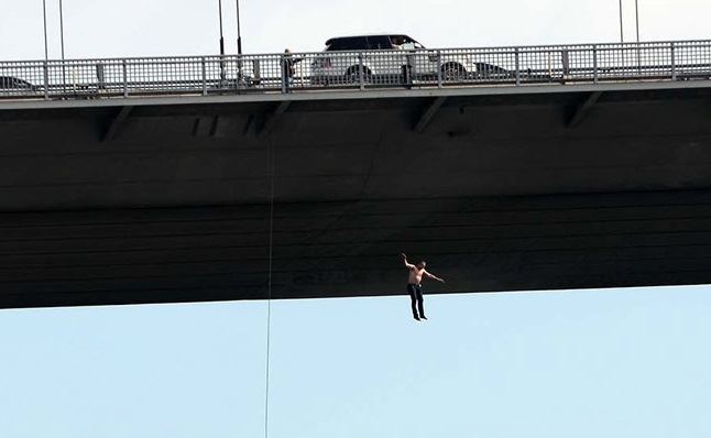 Мужчина бросился с моста через Босфор