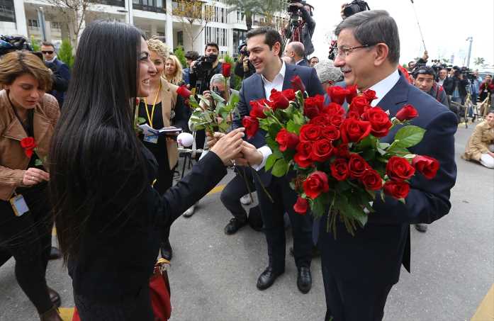 Давутоглу с Ципрасом дарили женщинам розы в Измире