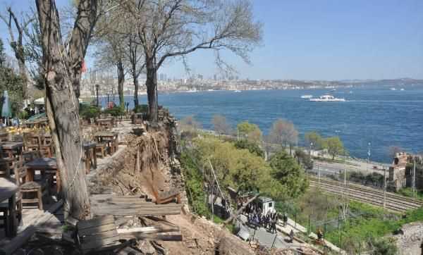 Произошел обвал кафе в стамбульском парке Гюльхане