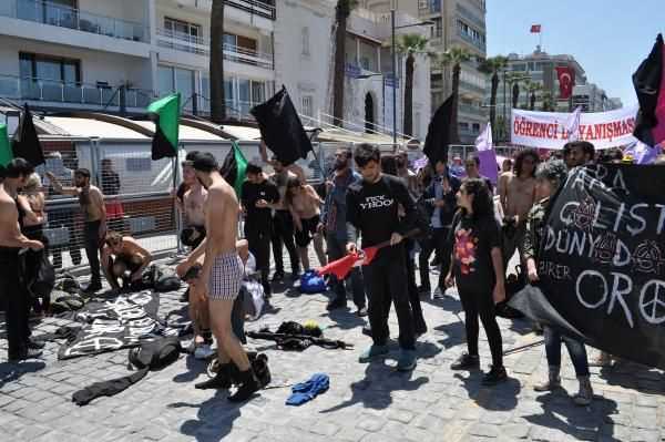 Анархисты разделись, протестуя против обысков полиции