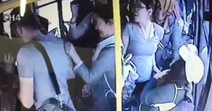 Женщины дали отпор извращенцу в автобусе