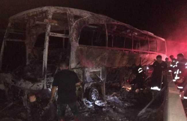 Автобус протаранил бетонную опору и сгорел
