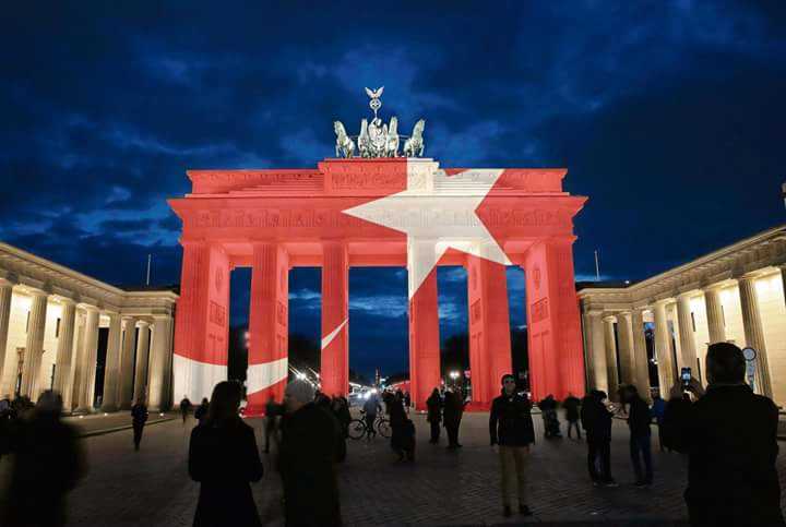 Бранденбургские ворота окрасились в цвета турецкого флага