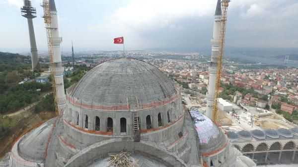 Турецкий флаг над куполом мечети Чамлыджа