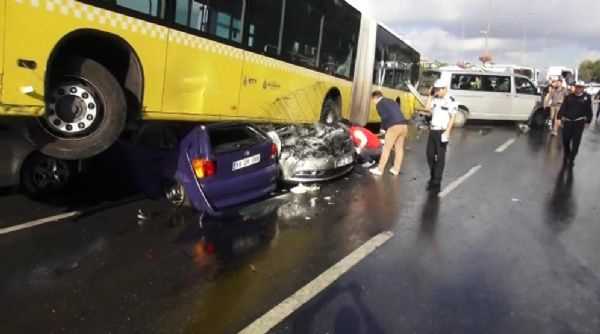 Пассажир ударил водителя метробуса, спровоцировав масштабное ДТП