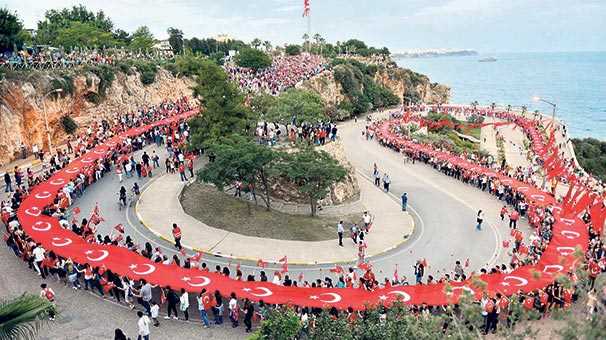 День Республики в Анталии: концерты и 300-метровый флаг