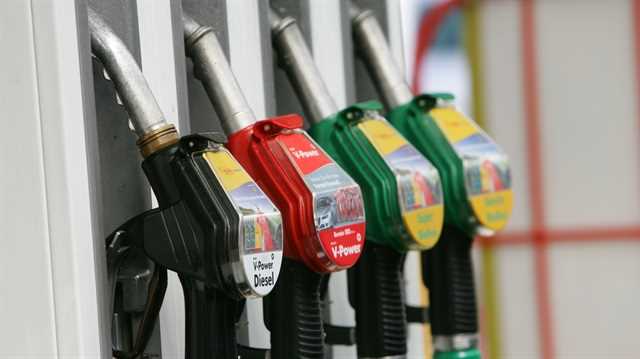 Автомобилисты ждут падения цен на бензин вслед за долларом