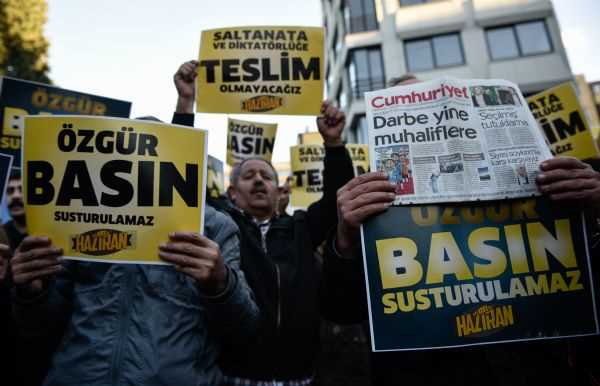 Суд арестовал 9 сотрудников издания Cumhuriyet