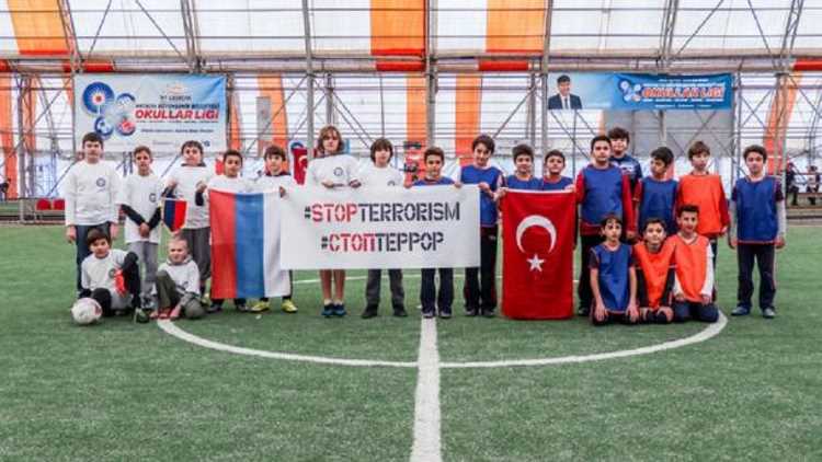 Русские и турецкие школьники сыграли в футбол