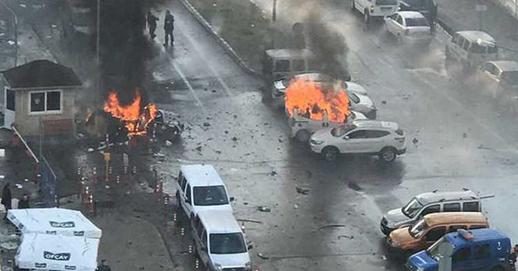 В результате взрыва в Измире погибли 2 человека