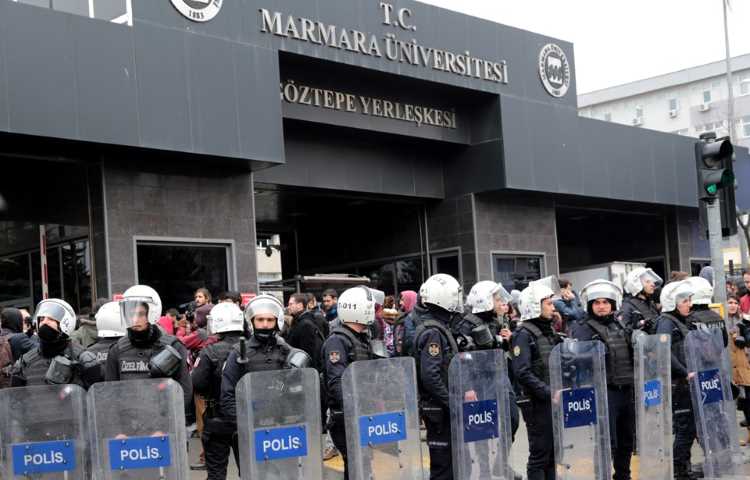 Полиция разогнала протесты в университетах Мармара и Коджаэли