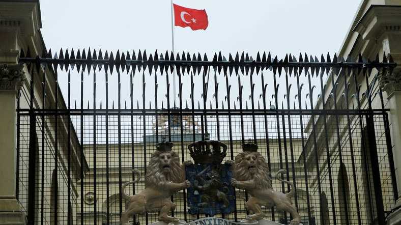 Протестующие подняли турецкий флаг над голландским консульством