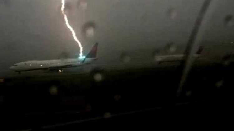 Молния ударила в два самолета в аэропорту Стамбула