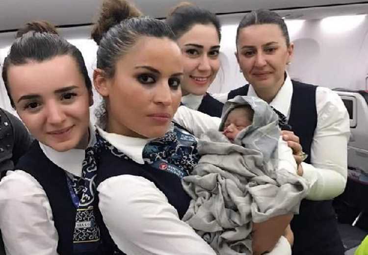 Ребенок появился на борту самолета Turkish Airlines