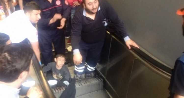 ЧП в стамбульском метро: ребенок застрял в эскалаторе