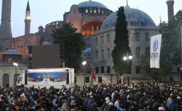Тысячи мусульман призывали открыть Айя-Софию для молитвы