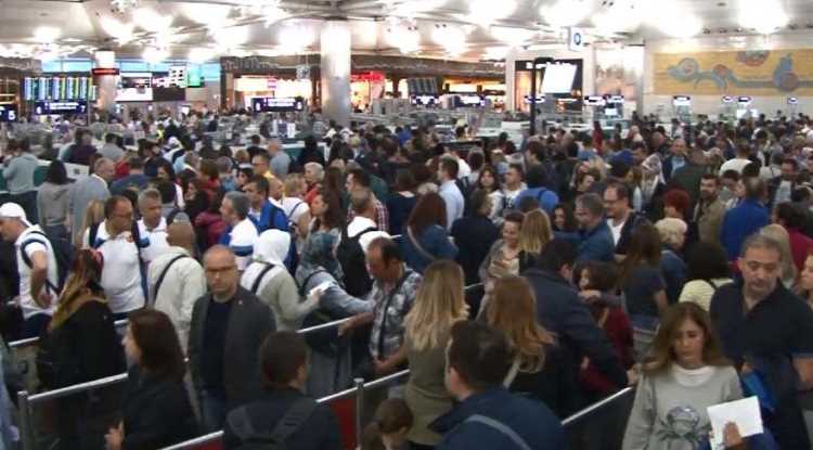 Стамбульский аэропорт не справляется с наплывом отдыхающих