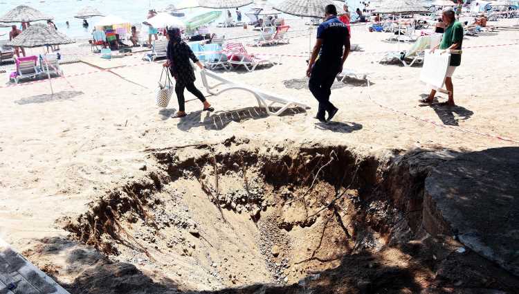 Землетрясение образовало 6-метровую воронку на пляже
