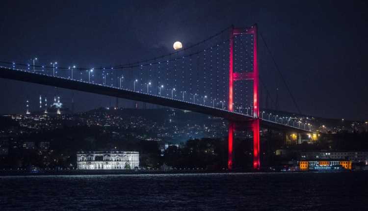 Турция следила за лунным затмением