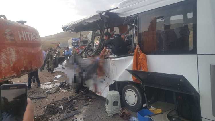 Экскаватор упал на автобус: 7 погибших