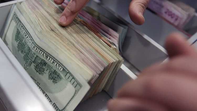 Доллар приближается к отметке 4,30 лиры