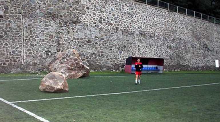 Во время футбольного матча на поле вышел камень