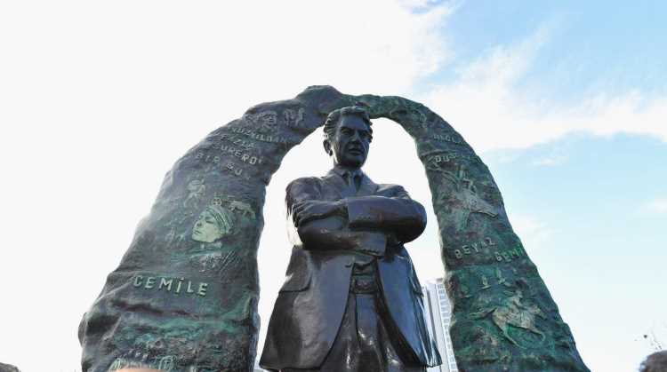 Памятник Чингизу Айтматову открыли в Стамбуле