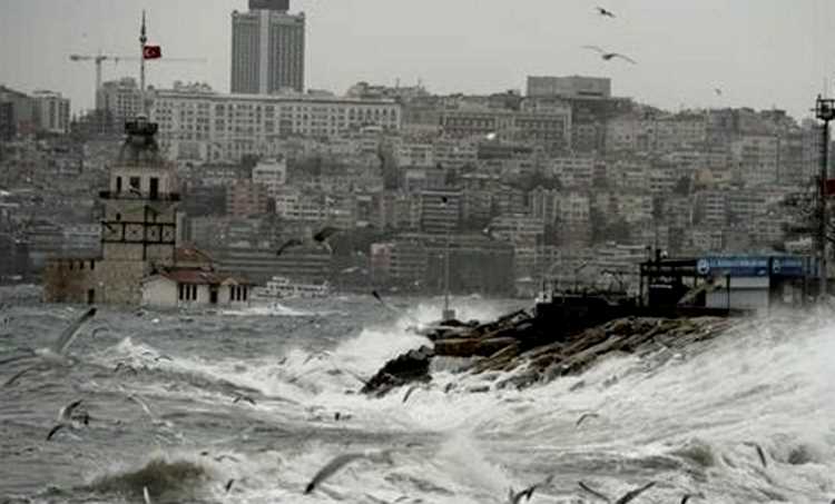 Сильный ветер в Стамбуле: предупреждения и отмена рейсов