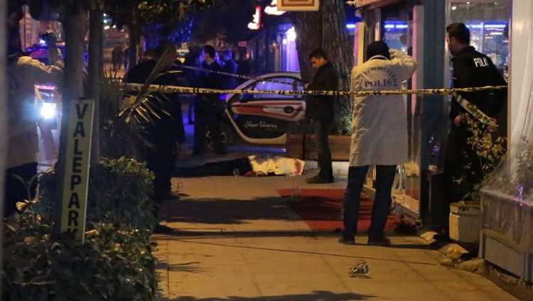Парковщик застрелил двух клиентов ресторана в Стамбуле