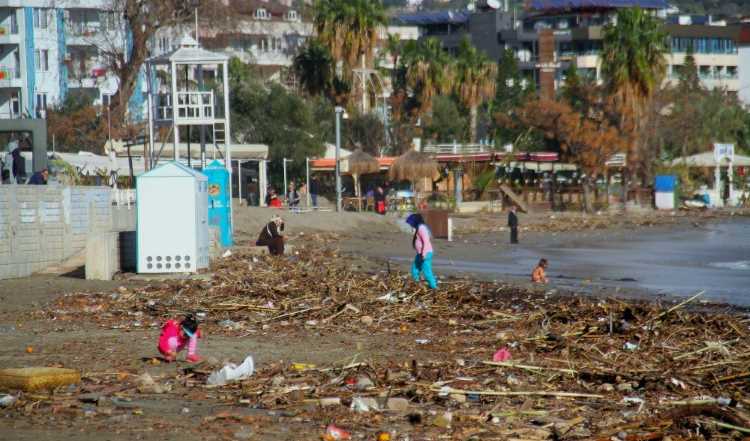 Море вернуло жителям Аланьи выброшенный мусор