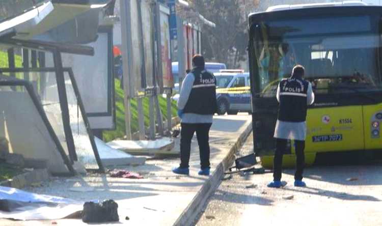 Автобус протаранил остановку в Стамбуле: 3 погибших