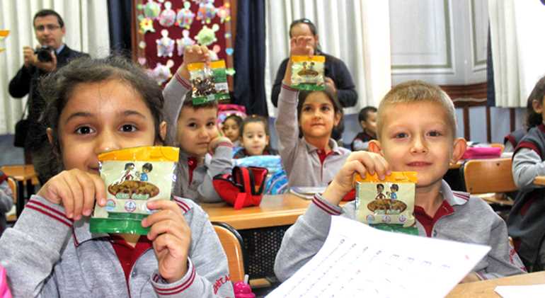 В турецких школах детям будут раздавать изюм