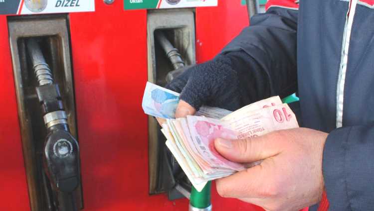Цена на дизель и бензин подскочила до 8 лир