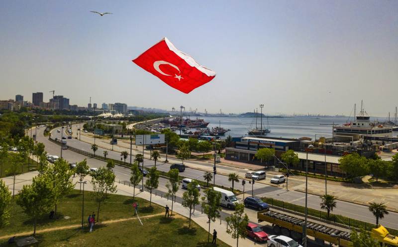 В Стамбуле запустили огромного воздушного змея