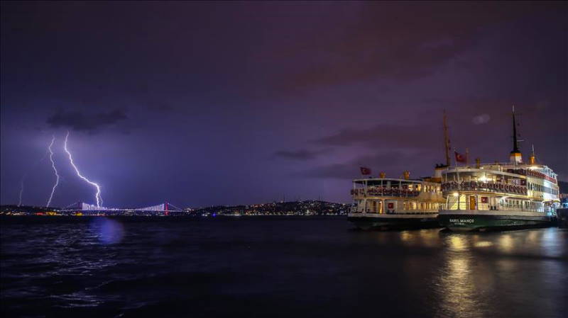 Стамбул ждет ночную майскую грозу, Анталия – снижение жары