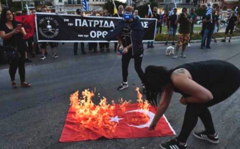 МИД отреагировал на сожжение турецкого флага в Греции