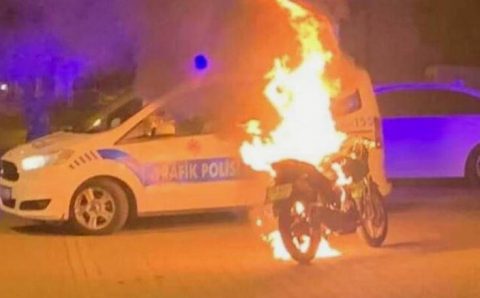 Парень сжёг свой мотоцикл перед полицейскими