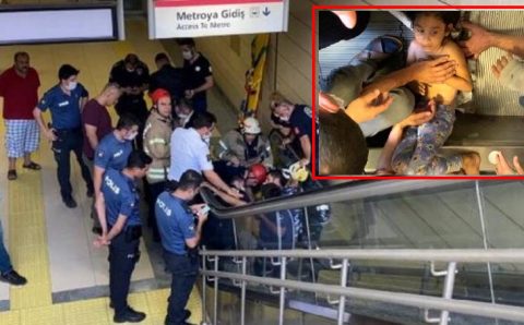 Волосы 7-летней девочки намотало на эскалатор метро