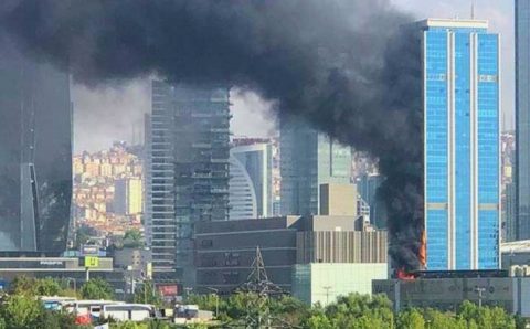 В центре Анкары горел 30-этажный небоскреб