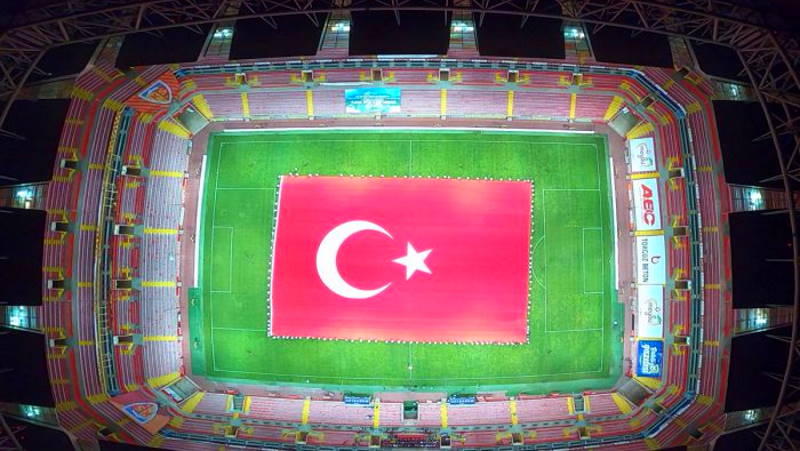 Самый большой турецкий флаг развернули в Кайсери