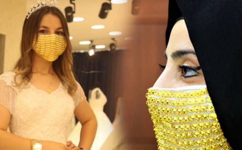 Купить золотую маску можно за 14 000 лир