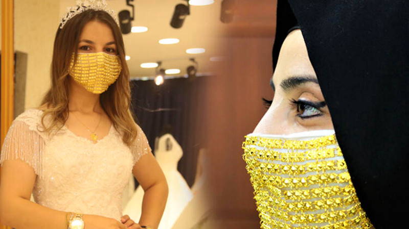 Купить золотую маску можно за 14 000 лир
