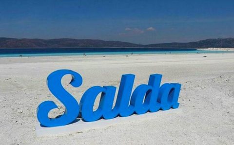Власти ограничили количество туристов у озера Салда