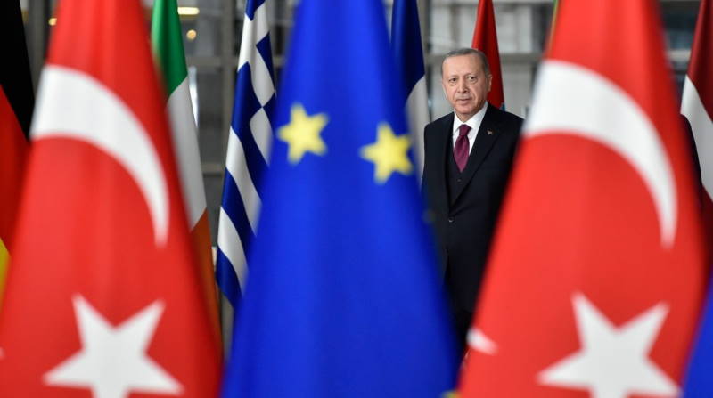 Еврокомиссия критикует демократию в Турции, Анкара дает жесткий ответ