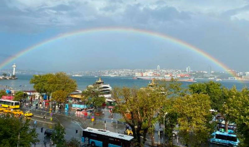 Жители Стамбула радуются радуге над Босфором